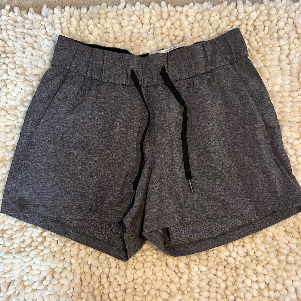 Lululemon on the fly mid-rise short 2.5”